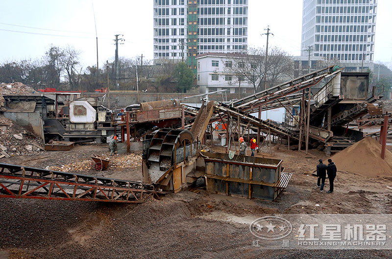 移动式建筑废料砖渣粉碎现场